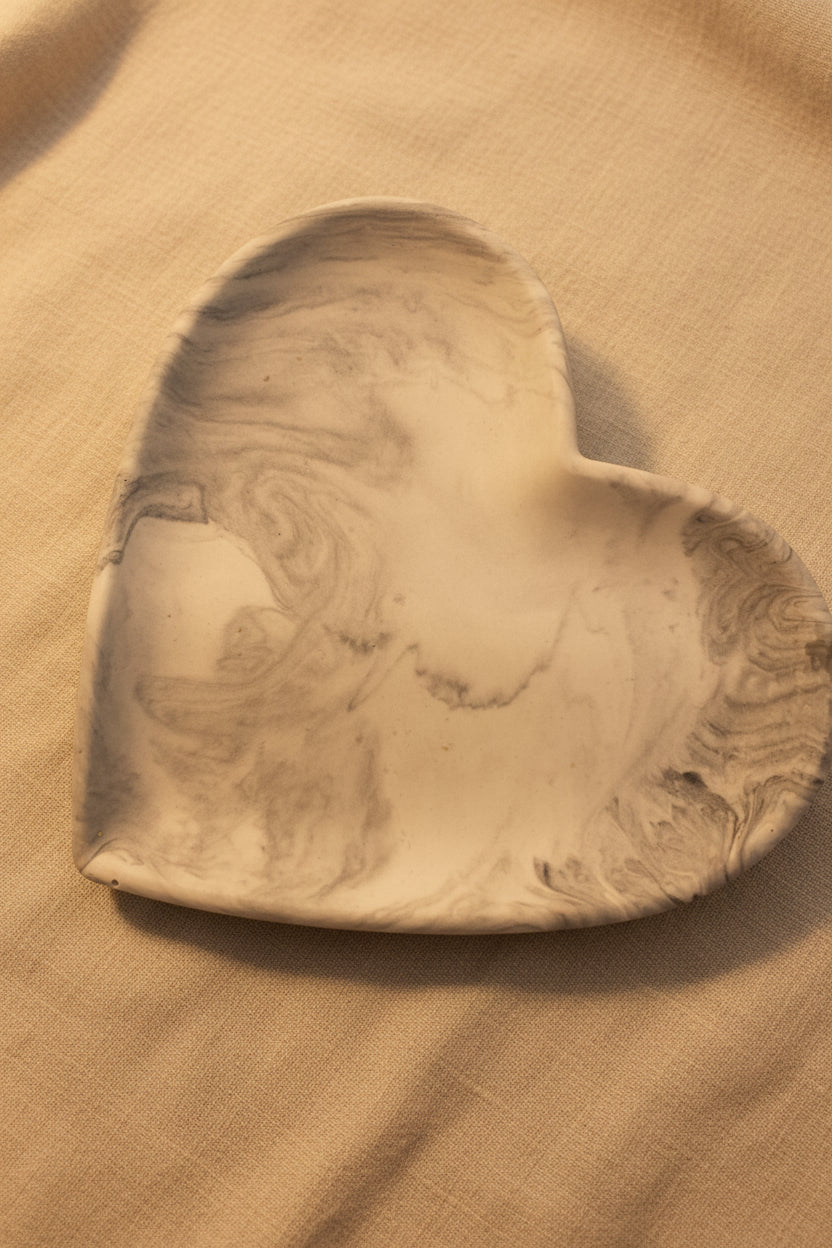 Alma Marbre – Coupelle Cœur en Jesmonite